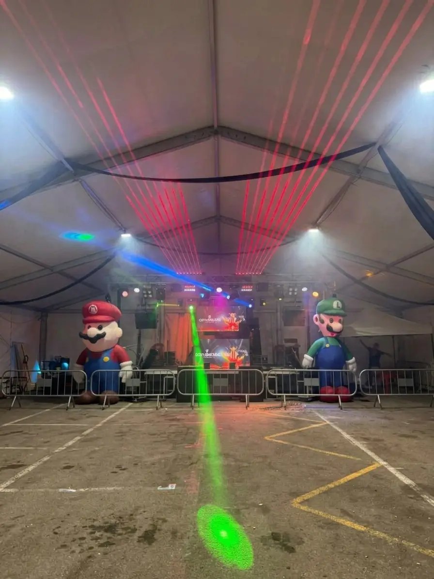 Montaje de discomóvil con iluminación y láseres bajo carpa
