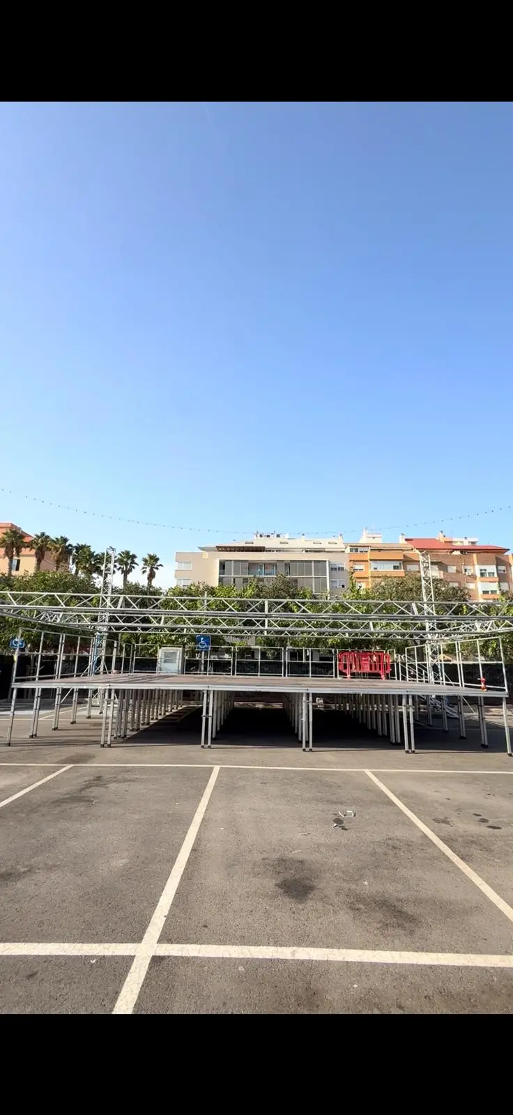 Tarimas y estructura de truss montadas al aire libre