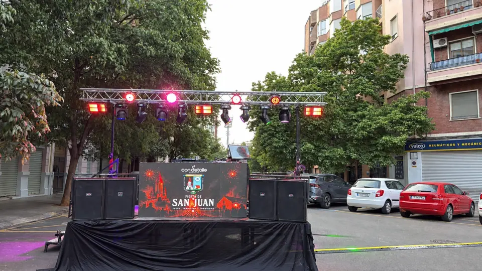 Montaje exterior de Con Detalle con escenario, sonido e iluminación