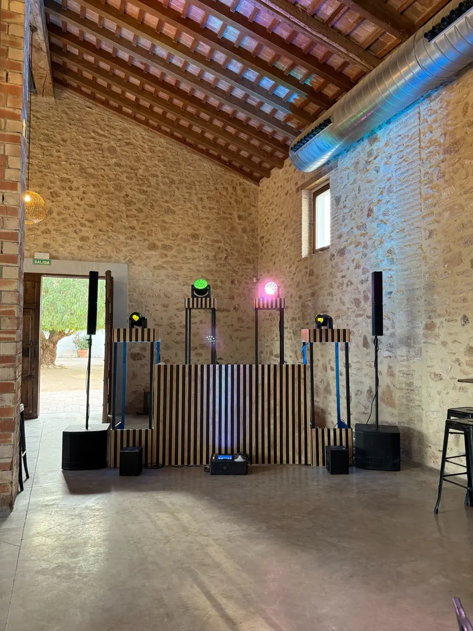 Cabina de madera con altavoces e iluminación en un recinto interior