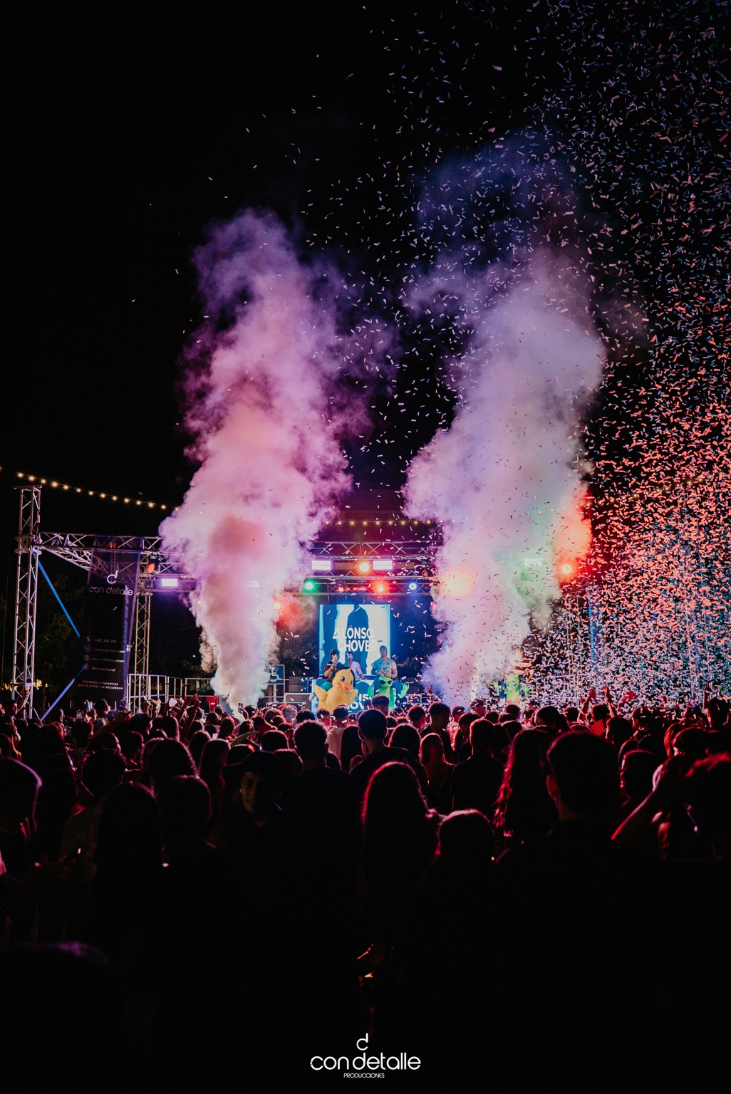 Discomóvil de Con Detalle Producciones con público, iluminación y confeti