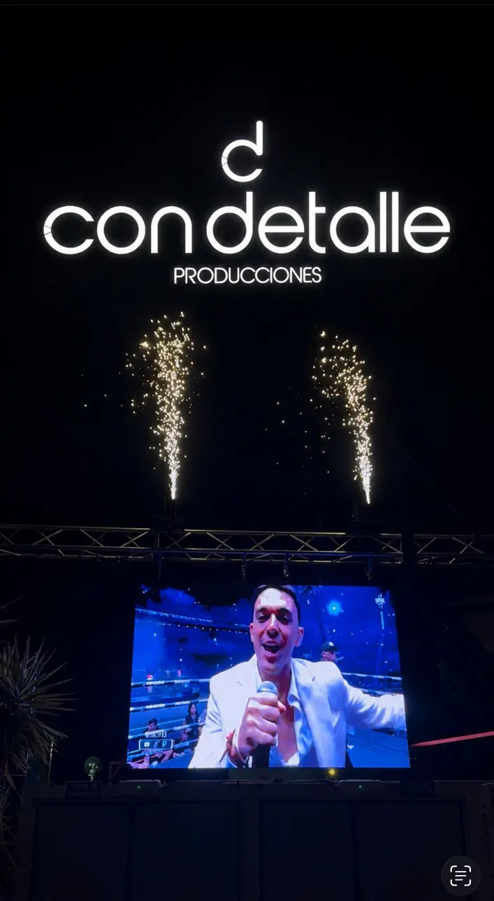 Streaming en directo mostrado en pantalla LED con efectos de chispas frías